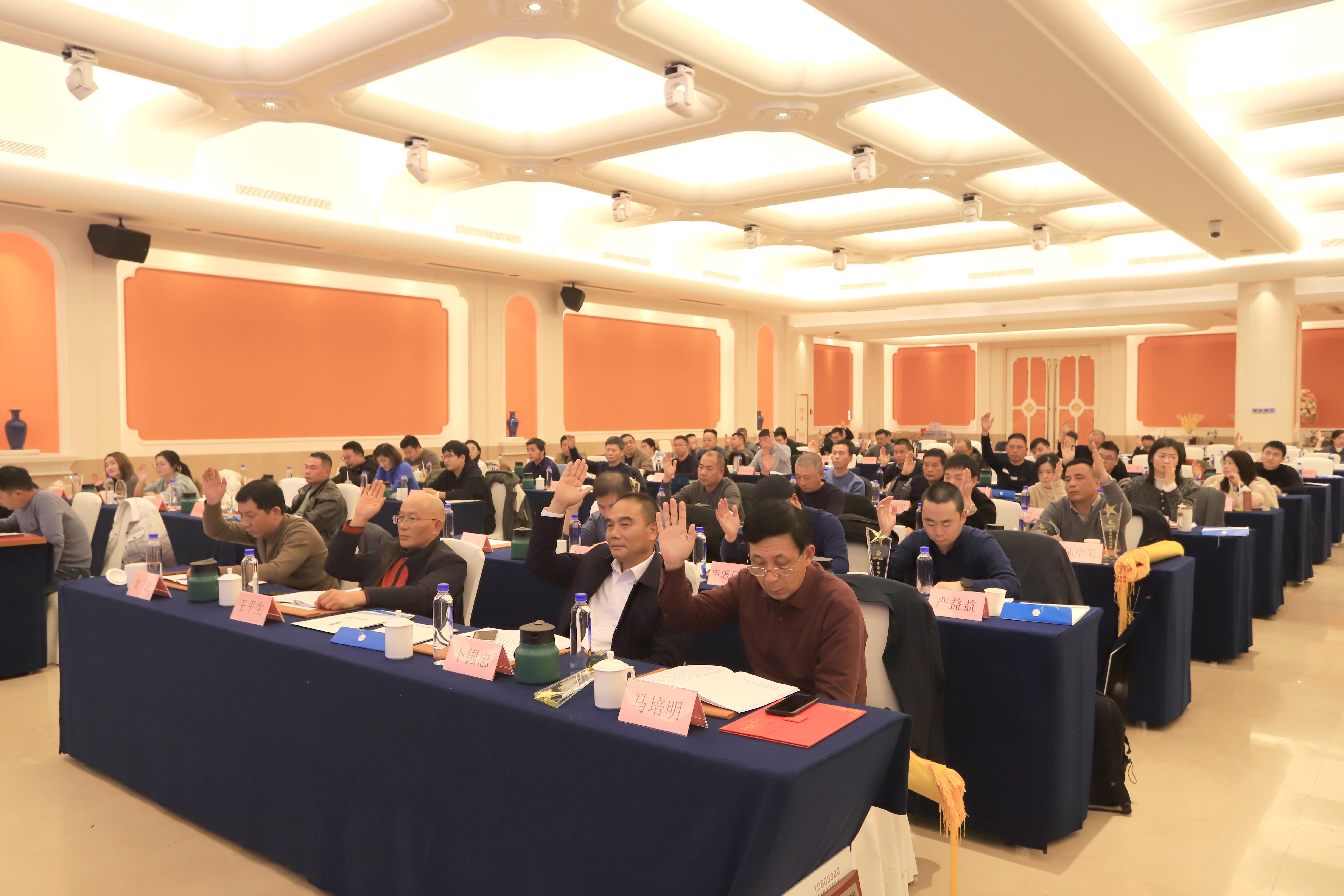 21.新闻稿--职代会 举手表决02.JPG
